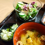 串揚げ 六角亭 - 全てにサラダ、お新香、味噌汁が付きます