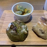 TSUTAYA BOOKSTORE SHARE LOUNGE - パンは三種類のうち二種類選べます。　今日は抹茶生地に大納言が練り込んであるパンと、栗のパンでした。