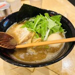 九十九ラーメン - お連れ様の濃厚魚粉豚骨醤油ラーメン  魚粉がザラザラしてなくて、美味しかったです(*´▽`*)