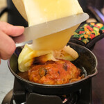 神楽坂 ラクレット&フォンデュ フロマティック - ハンバーグのラクレットセット 1628円 のラクレットチーズ掛け