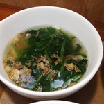 キッチン ブルー グローブ - ほうれん草スープのアップ