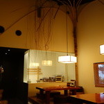 Unane Yamanaka - 高い天井と小上がりテーブル席