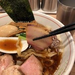 麺処 にし尾 - バラチャーシューリフト。食べ易いサイズです。