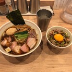 麺処 にし尾 - "特製手揉み中華そば(醤油)"1,250円と"吊るし焼き豚ご飯"400円♪