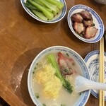 香港麺 新記 - 半ラーメンにエビワンタントッピング　チャーシューと青梗菜の小皿