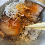 宍道湖しじみ中華蕎麦 琥珀 - ご飯には、少し甘めのタレがかかっています。
      バラ肉の脂の甘みが、濃厚な黄身の旨味と交わった「どんぶり」かぁ〜ぁ旨い(● ˃̶͈̀ロ˂̶͈́)੭ꠥ⁾⁾