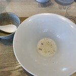 宍道湖しじみ中華蕎麦 琥珀 - ごちそうさまでした。
      スープまで飲み干して完食です。
      ふぅ〜、美味かったε-(´∀｀; )最高の塩ですね。貝類のラーメンでこんなに感動したのは初めてです。
      人に紹介したくなりますね。