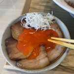 宍道湖しじみ中華蕎麦 琥珀 - プッチィ〜ン❗️
      この濃い赤オレンジ色の黄身最高のタレですね。