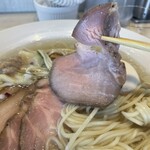 宍道湖しじみ中華蕎麦 琥珀 - 【チャーシュー3種】味4.0
      まずは、肩ロースですね。
      低温でしようか、ローストビーフのように肉にしなりがあります。低温にしては割りと脂の旨味を感じます。
      麺とスープが大人しい分、チャーシューが、、、