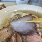 宍道湖しじみ中華蕎麦 琥珀 - 続いてバラ肉ですね。コチラはしっかりと豚の脂の旨味を抱えています。旨い(● ˃̶͈̀ロ˂̶͈́)੭ꠥ⁾⁾
      噛めば噛むほどに、脂が溢れてきます。追い込むのは、麺ですね。「脂」と「小麦粉」と「しじみ」の相乗効果が‼️