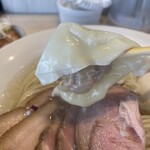 宍道湖しじみ中華蕎麦 琥珀 - 【ワンタン】味3.4
      肉中心です。ツルツルのプルプル❗️あったら嬉しい存在。サブでしかないのだが、あったら嬉しいですね。生姜でさっぱり肉ワンタン。