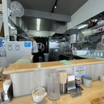 宍道湖しじみ中華蕎麦 琥珀 - 店内、カウンターは5席。