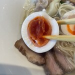 宍道湖しじみ中華蕎麦 琥珀 - 【味玉】味5.0
      絶品‼️
      味玉と書いてある割に白いので、、、割ったら(´⊙ω⊙`)
      ゼリー状でも無く、蒸かし芋並みの黄身の硬さ❗️
      ひと口食べて、またΣ('◉⌓◉’)
      出汁の旨味が染み込んで、さらに、、