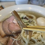 宍道湖しじみ中華蕎麦 琥珀 - 【メンマ】味3.5
      染み染みのメンマです。甘みはありません。噛み締めることで旨味が感じられるサブキャラです。量が少なめですが、シャクっとした感じはやはり必要ですね。