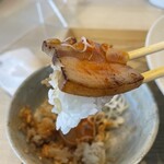 宍道湖しじみ中華蕎麦 琥珀 - 丼をひと口食べた後は、ラーメンの琥珀のスープで流し込みます。旨ッ(● ˃̶͈̀ロ˂̶͈́)੭ꠥ⁾⁾
      ご飯も少し硬め(๑>◡<๑)
      いい感じ‼️
      コレは頼まないといけませんね。お腹いっぱいになりますけどね。