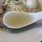 宍道湖しじみ中華蕎麦 琥珀 東京本店 - 【スープ】味5.0
                                琥珀色に輝くスープをひと啜り〜。
                                自然と目を閉じてしまう。旨ぁいぃ〜(●´ω｀●)
                                シジミはとても優しく、スープと中和するような感じです。