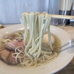 宍道湖しじみ中華蕎麦 琥珀 東京本店 - 【麺】味4.5
                                麺は、太さは中細麺。ツルツルのもっちり、加水麺です。ここで1番気になったのは、麺の旨味です。パンのような小麦粉の旨味が凄く分かります。
                                また、スープとの相性も❤️バッチリです。