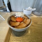 宍道湖しじみ中華蕎麦 琥珀 - どうですか、この黄身の張力‼️
      堪りませんなぁ。割って良いですか❓この玉子ってどこで売っているんですか、、、教えてェ〜。