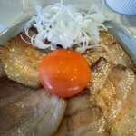 宍道湖しじみ中華蕎麦 琥珀 - 鏡のようにまわりを映し出す黄身(● ˃̶͈̀ロ˂̶͈́)੭ꠥ⁾⁾