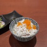 酒肴場 屯 - ご飯の上にはしらすとプチプチとびこ