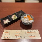 酒肴場 屯 - 今日の海鮮丼はあん肝入り！　
      その他、ブリ、カツオ、サメガレイ、ヒラマサ、生タコ、しらす、とびこ というラインナップ。あん肝のインパクトすごいですが、生タコもプリコリ美味。