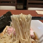 酒肴場 屯 - 全粒粉入りのツルパツ麺の食感も抜群