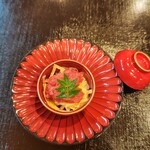 日本料理　梅元 - ミニ鉄火丼。 一口大の酢飯に鮪もしっかり味がついていて美味しい！