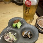 Robata Marujuu - 「つきだしと生ビール」…自家製肉味噌きゅうり、バイ貝うま煮、カツオたたき和え。その時々で変わるようです。