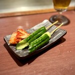 戸田亘のお好み焼 さんて寛 - 胡瓜の一本漬け。
            しょっぱいけど、ビールにはいいかもね。
