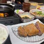 Sukiyaki Shabushabu Sumire - 海苔がのってるのはとろろの追加注文。とろろご飯にしても美味しい