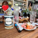 朝めし酒場 ナニコレ食堂 - 白玉ボトルを炭酸で割って♪