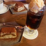 リロ珈琲喫茶 - ティラミスとコーヒーフロート