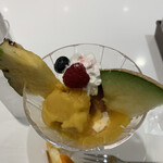 タカノフルーツパーラー JR名古屋高島屋店 - フルーツを食べ進むと、マンゴーと、小豆のジェラート、更にバニラアイスが入っていました♡