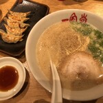 一風堂 - 定食のラーメン、餃子ハーフ