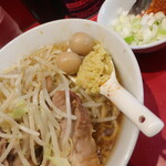 ラーメン二郎 - ラーメン半分＋ニンニク多め＋白ネギショウガ半分