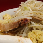 ラーメン二郎 - 豚の厚み