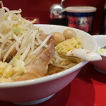 ラーメン二郎 - ラーメン半分＋ニンニク多め＋白ネギショウガ半分