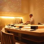 Sushi Takaya - 総ひのきのカウンターは全14席。北海道の四季と大地イメージしてデザインを散りばめた店内。