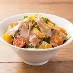 フランス大衆食堂ブイヨン - 生ハムとミモレットチーズのサラダ