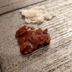 鉄板焼 ステーキ 北野坂 - にんにく醤油漬け　長崎藻塩