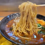 らあめん花月嵐 - 魯珈スパイスラーメンの麺リフト