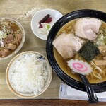 共栄ラーメン - Ｂランチ1,100円
            ラーメン、モツ煮、半ライス、お新香