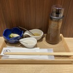 とんかつ ばんぶー - 塩胡椒、マスタード、ソース、漬物