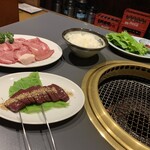 Yakiniku Shouen - 炙りレバー　タン塩　ご飯　サンチュ