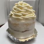 CAKE HOUSE Ange - 1番人気と謳われた白いモンブラン。黄色い粒感の残るマロンペーストは脂肪分が感じられる仕様。白さの正体は、バタークリームかはたまた生クリームなのか否かは不明だが、栗本来の味わいが希釈されていて少し遺憾。