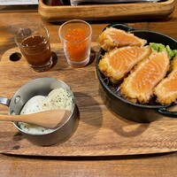 Seafood bar Ermitage 代々木店 - とろサーモンレアカツ丼