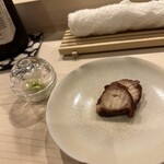 すし崇 - オープン当初から継ぎ足したタレで煮詰めた蛸の桜煮。