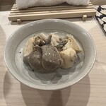 すし崇 - しろばい貝の煮付け
      肝も絶品！インドネシア産の生胡椒
      （日本の方が作っている）も相待って
      最高な酒の肴！