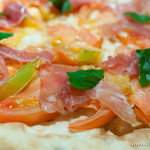 畑の厨 膳丸 - 生ハムとフレッシュトマトのピザ
