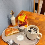 ハチカフェ - ■黄桃のパフェ
            ■いちじくとマスカルポーネ
            ■アイスコーヒー